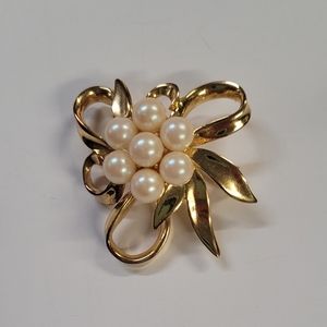 Vintage Pearl Flower Gold Brooch Pin
